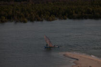 Madagascar North West coast © Philip Plisson / Plisson La Trinité / AA35629 - Photo Galleries - Rowing boat