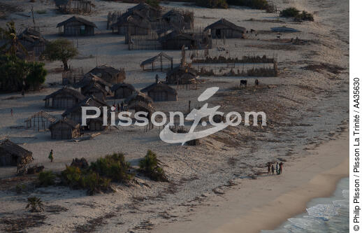 Madagascar North West coast - © Philip Plisson / Plisson La Trinité / AA35630 - Photo Galleries - House