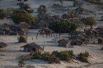 Madagarscar côte Nord Ouest © Philip Plisson / Plisson La Trinité / AA35638 - Nos reportages photos - Village