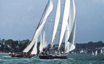 Pen Duick et Pen duick III dans le chenal à la Trinité sur mer © Philip Plisson / Plisson La Trinité / AA35697 - Nos reportages photos - Yachting