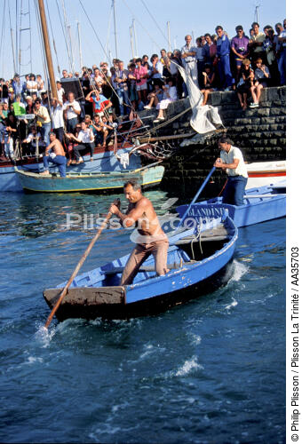 Eric Tabarly sculling during celebrations of August 15 at the Trinité sur mer [AT] - © Philip Plisson / Plisson La Trinité / AA35703 - Photo Galleries - Vertical