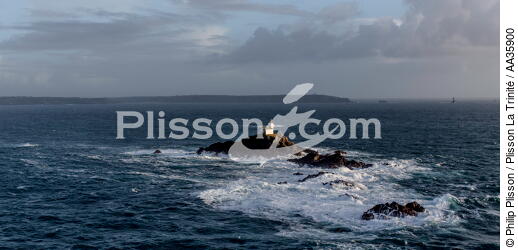 Le phare de Tevennec - © Philip Plisson / Plisson La Trinité / AA35900 - Nos reportages photos - Finistère