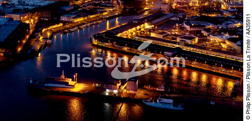 Le port de Lorient de nuit - © Philip Plisson / Plisson La Trinité / AA35911 - Nos reportages photos - Morbihan