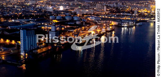 Le port de Lorient de nuit - © Philip Plisson / Plisson La Trinité / AA35912 - Nos reportages photos - Moment de la journée