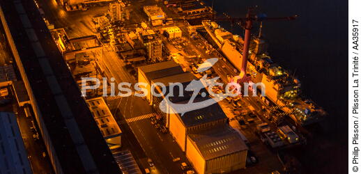 Le port de Lorient de nuit - © Philip Plisson / Plisson La Trinité / AA35917 - Nos reportages photos - Moment de la journée