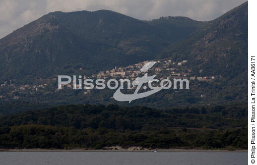 La côte Corse entre Bastia et Solenzara - © Philip Plisson / Plisson La Trinité / AA36171 - Nos reportages photos - Collection Créative
