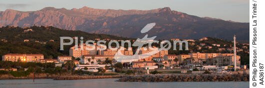 La côte Corse entre Bastia et Solenzara - © Philip Plisson / Plisson La Trinité / AA36187 - Nos reportages photos - Panoramique horizontal