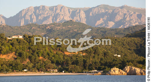 La côte Corse entre Bastia et Solenzara - © Philip Plisson / Plisson La Trinité / AA36190 - Nos reportages photos - La France vue de la mer