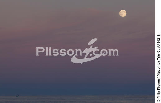 Corse Sud Est - © Philip Plisson / Plisson La Trinité / AA36218 - Nos reportages photos - Lune