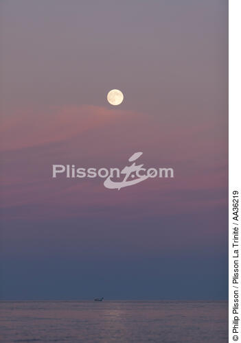 Corse Sud Est - © Philip Plisson / Plisson La Trinité / AA36219 - Nos reportages photos - Lune