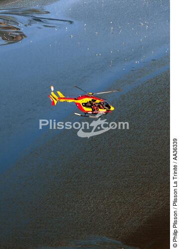Hélicoptère de la sécurité civile en baie du Mont Saint-Michel - © Philip Plisson / Plisson La Trinité / AA36339 - Nos reportages photos - Normandie