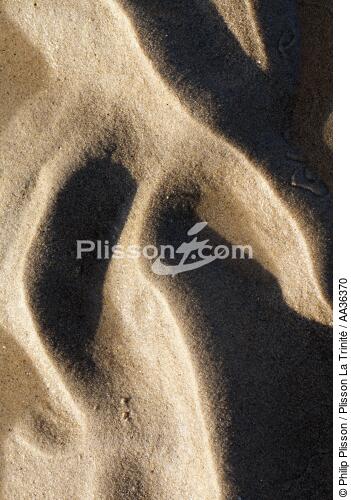 On the sand - © Philip Plisson / Plisson La Trinité / AA36370 - Photo Galleries - Sand