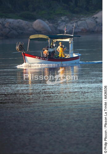Golfe de Santa Manza, Corse - © Philip Plisson / Plisson La Trinité / AA36536 - Nos reportages photos - Pêcheur