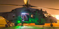 La flottille 33F © Philip Plisson / Plisson La Trinité / AA36546 - Nos reportages photos - Hélicoptère militaire
