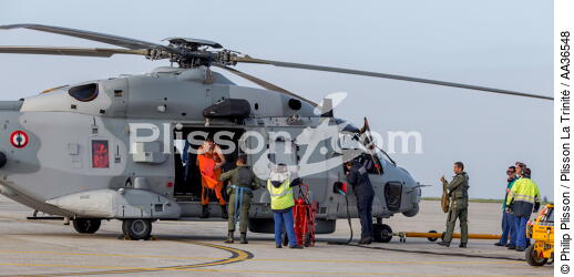 La flottille 33F - © Philip Plisson / Plisson La Trinité / AA36548 - Nos reportages photos - Hélicoptère militaire