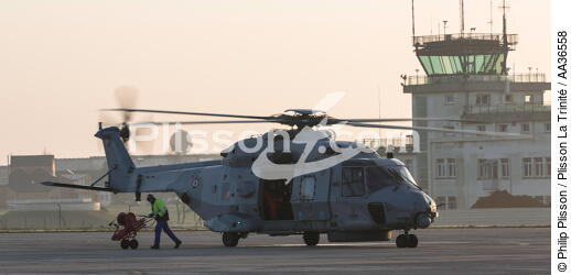 La flottille 33F - © Philip Plisson / Plisson La Trinité / AA36558 - Nos reportages photos - Hélicoptère militaire
