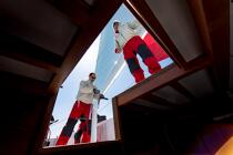 Manoeuvre à bord du 12 mètres JI France © Philip Plisson / Plisson La Trinité / AA36683 - Nos reportages photos - Jauge internationale