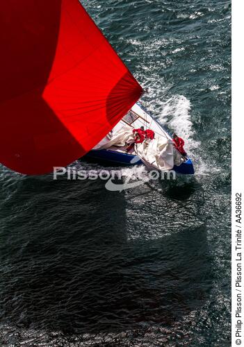 Le 12 mètres JI France en baie de Quiberon - © Philip Plisson / Plisson La Trinité / AA36692 - Nos reportages photos - Vertical