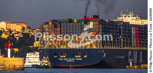 CMA CGM Jules Verne - © Philip Plisson / Plisson La Trinité / AA36998 - Photo Galleries - Containerships, the excess