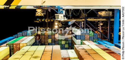 CMA CGM Jules Verne - © Philip Plisson / Plisson La Trinité / AA37002 - Photo Galleries - Containerships, the excess