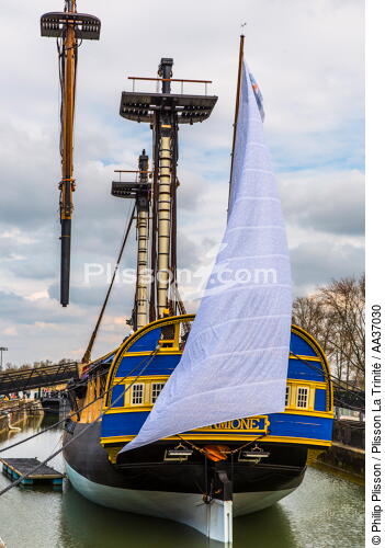 The installation of the masts of the Hermione, Rochefort - © Philip Plisson / Plisson La Trinité / AA37030 - Photo Galleries - Traditional sailing