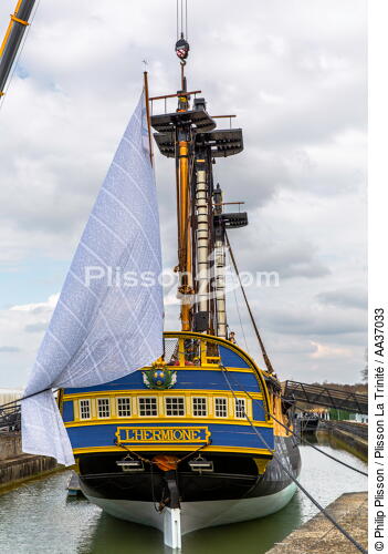 La pose de la mâture de l'Hermione à rochefort - © Philip Plisson / Plisson La Trinité / AA37033 - Nos reportages photos - Vertical