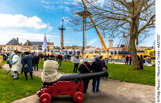 The installation of the masts of the Hermione, Rochefort - © Philip Plisson / Plisson La Trinité / AA37037 - Photo Galleries - Masts