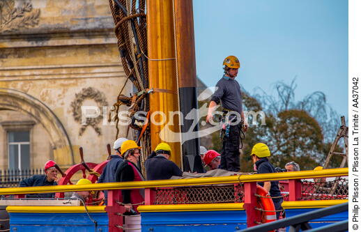 La pose de la mâture de l'Hermione à rochefort - © Philip Plisson / Plisson La Trinité / AA37042 - Nos reportages photos - Elément d'un bateau