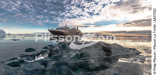 Late summer on the west coast of Greenland [AT] - © Philip Plisson / Plisson La Trinité / AA37052 - Photo Galleries - Iceberg