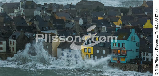 Storm Petra, Sein island,Brittany. - © Philip Plisson / Plisson La Trinité / AA37144 - Photo Galleries - Wave