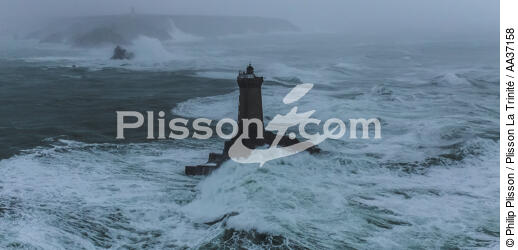 Petra stormon la Vieille lighthouse - © Philip Plisson / Plisson La Trinité / AA37158 - Photo Galleries - Sea