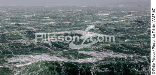 Petra storm in the Fromveur passage - © Philip Plisson / Plisson La Trinité / AA37167 - Photo Galleries - Sea