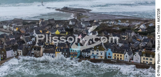 Sein island - © Philip Plisson / Plisson La Trinité / AA37238 - Photo Galleries - Storm at sea