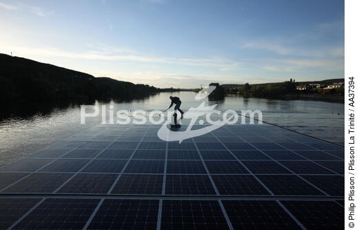 Planet Solar - © Philip Plisson / Plisson La Trinité / AA37394 - Photo Galleries - River [large]