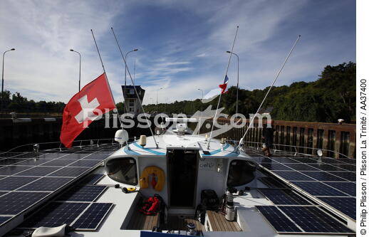 Planet Solar - © Philip Plisson / Plisson La Trinité / AA37400 - Nos reportages photos - Catamaran solaire