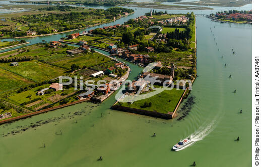 L'île de Burano - © Philip Plisson / Plisson La Trinité / AA37461 - Nos reportages photos - La Lagune de Venise