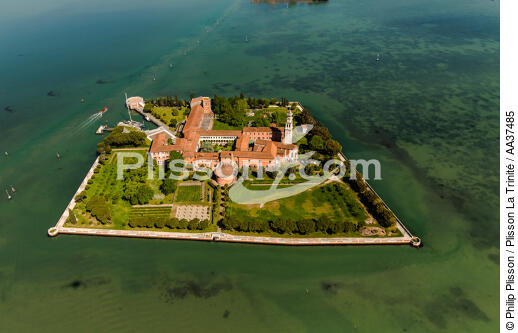 San Lazzaro degli Armen dans la Lagune de Venise - © Philip Plisson / Plisson La Trinité / AA37485 - Nos reportages photos - Vue aérienne