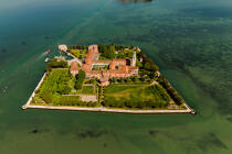 San Lazzaro degli Armen dans la Lagune de Venise © Philip Plisson / Plisson La Trinité / AA37485 - Nos reportages photos - Vue aérienne