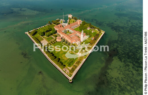 San Lazzaro degli Armen islandsin in the Venetian Lagoon - © Philip Plisson / Plisson La Trinité / AA37486 - Photo Galleries - Venetian lagoon