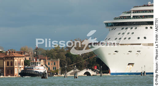 Traffic ship in Venice - © Philip Plisson / Plisson La Trinité / AA37701 - Photo Galleries - Passenger Liner