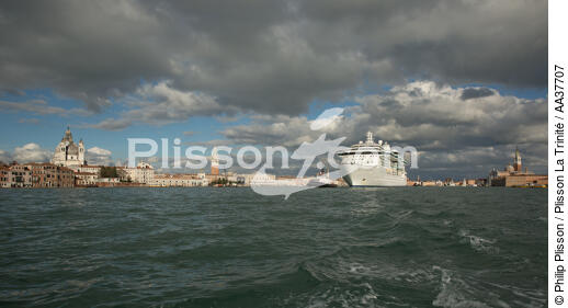 Traffic ship in Venice - © Philip Plisson / Plisson La Trinité / AA37707 - Photo Galleries - Passenger Liner