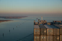 Traffic maritime dans la lagune de Venise © Philip Plisson / Plisson La Trinité / AA37796 - Nos reportages photos - Porte-conteneurs