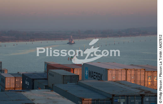 Traffic maritime dans la lagune de Venise - © Philip Plisson / Plisson La Trinité / AA37812 - Nos reportages photos - Porte-conteneurs