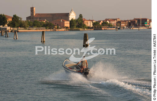 Pellestrina island - © Philip Plisson / Plisson La Trinité / AA37841 - Photo Galleries - Canaval of Venice