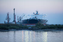 Tanker in the Venice lagoon © Philip Plisson / Plisson La Trinité / AA37895 - Photo Galleries - Oil tanker