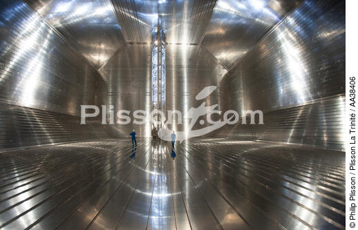 An LNG tank under construction in St Nazaire - © Philip Plisson / Plisson La Trinité / AA38406 - Photo Galleries - Boat and shipbuilding