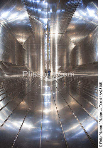 An LNG tank under construction in St Nazaire - © Philip Plisson / Plisson La Trinité / AA38405 - Photo Galleries - Saint-Nazaire