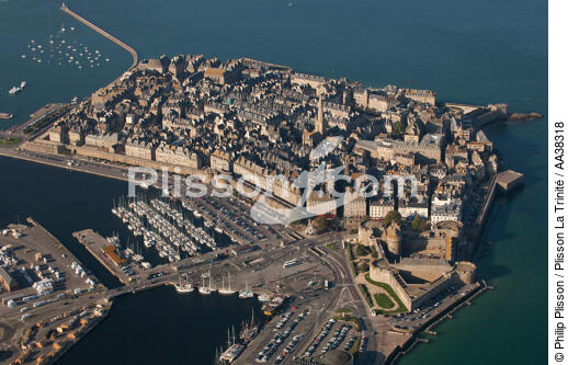 Marée haute sur Saint Malo - © Philip Plisson / Plisson La Trinité / AA38318 - Nos reportages photos - Saint-Malo
