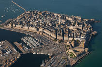 © Philip Plisson / Plisson La Trinité / AA38318 Marée haute sur Saint Malo - Nos reportages photos - Port