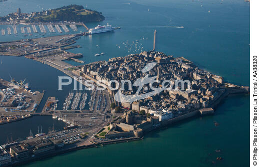 Marée haute sur Saint Malo - © Philip Plisson / Plisson La Trinité / AA38320 - Nos reportages photos - Port